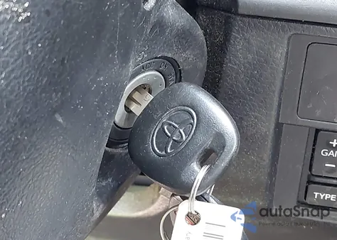 2016 Toyota Tundra Sr 5.7L V8 z USA, uszkodzony, nr VIN 5TFCY5F13GX019937